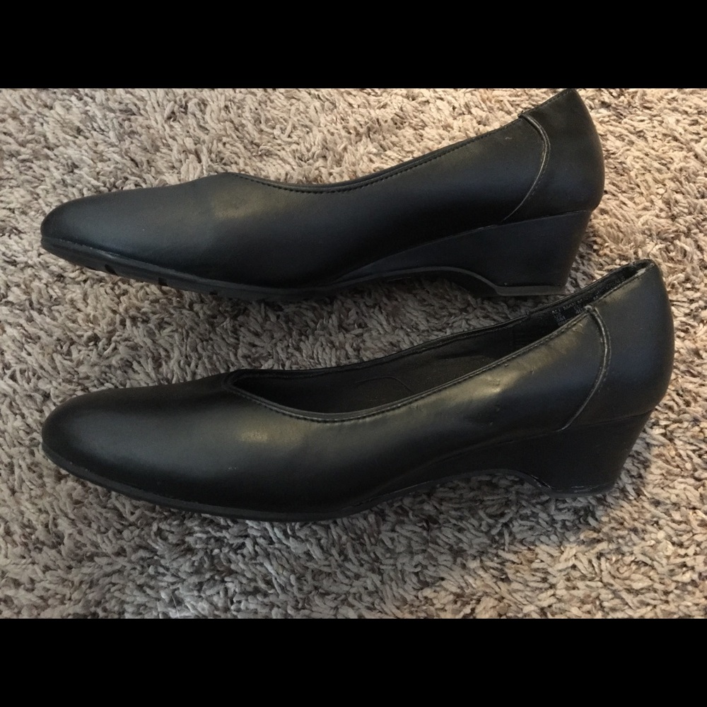 Women’s black wedges size 8